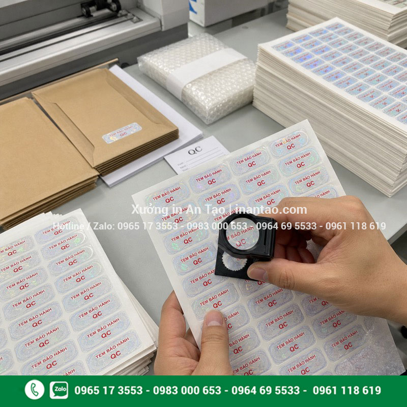 Kiểm tra chất lượng tem bảo hành thành phẩm Kiểm tra độ sắc nét và đường bế của tem bảo hành